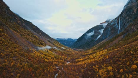 Fesselnde-Schönheit-Des-Herbstes-In-Einem-Ruhigen-Französischen-Bergtal