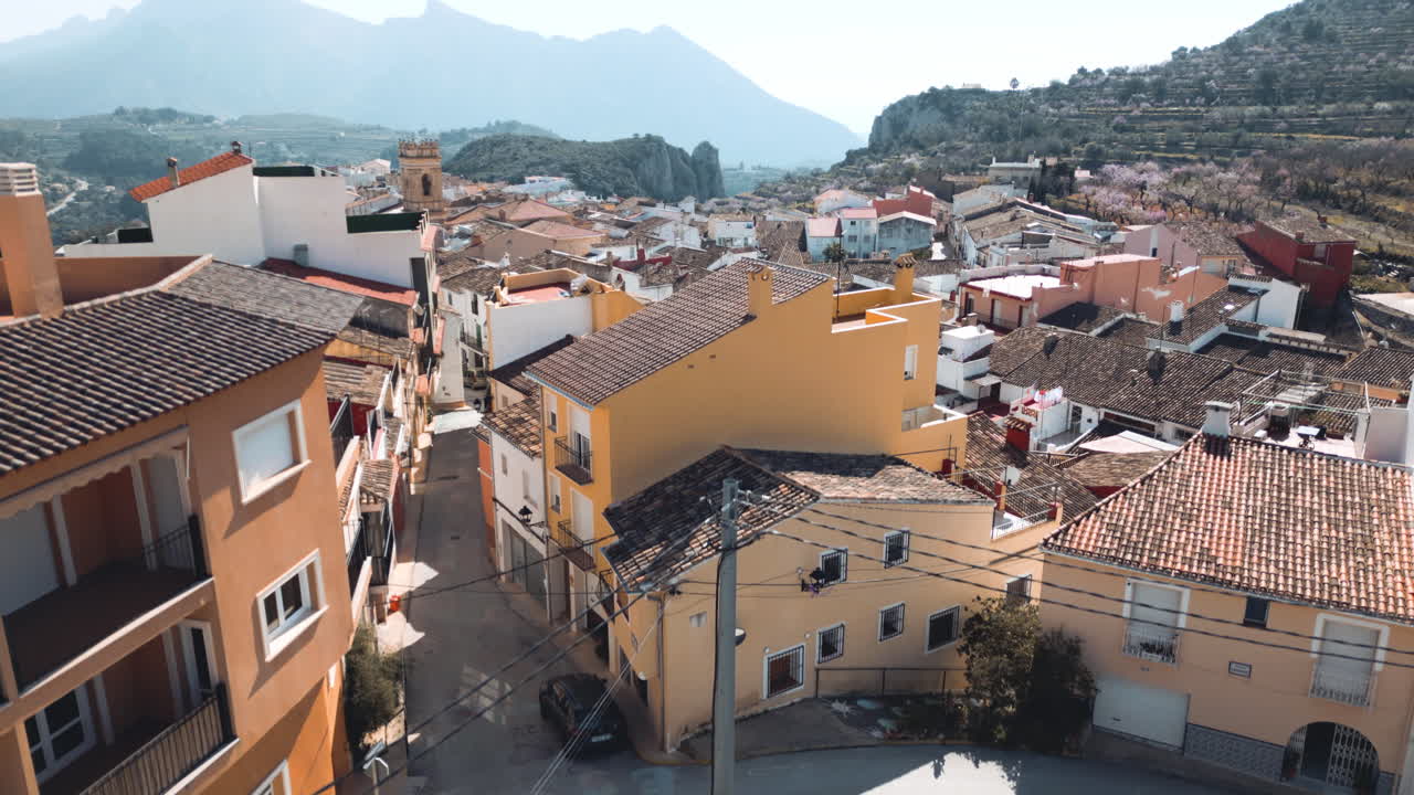 pequeño pueblo español se levanta