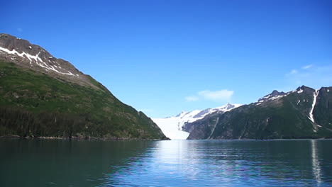 ondulación de las olas en el lago con montañas y glaciares en el fondo en alaska