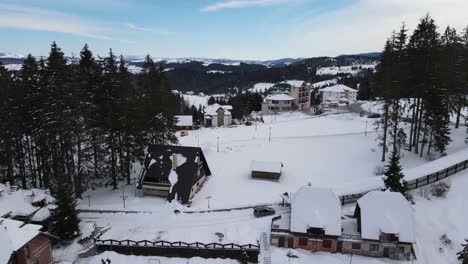 Bergskizentrum-Mit-Hotels,-Bäumen,-Autos,-Schneebedeckt