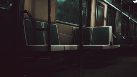 el vagón del metro está vacío debido al brote de coronavirus en la ciudad