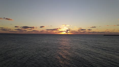 Vista-Aérea-De-Las-Olas-Del-Atardecer