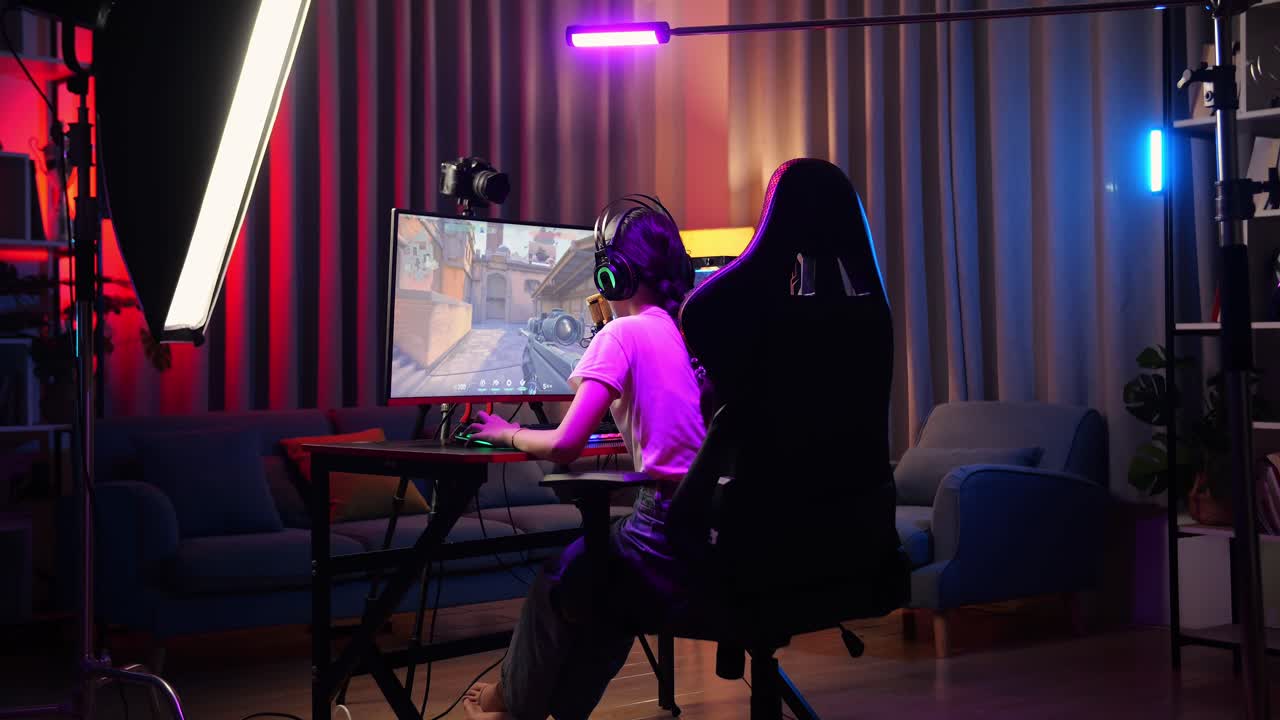 mujer jugando por la noche