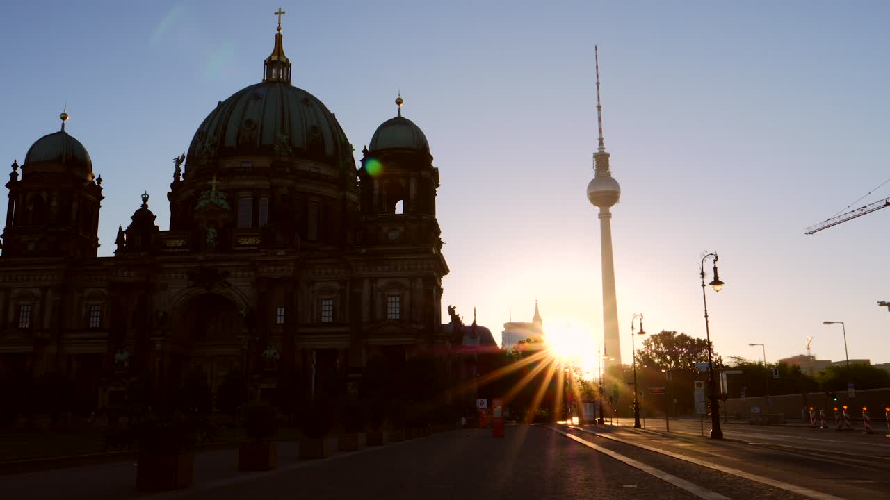 dom berlinés silueteado al amanecer.