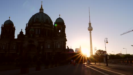 berliner dom silhouettiert bei sonnenaufgang