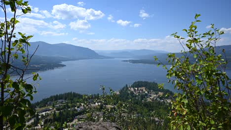 retiro à beira-mar: timelapse de barcos e propriedades à beira-mar no lago shuswap