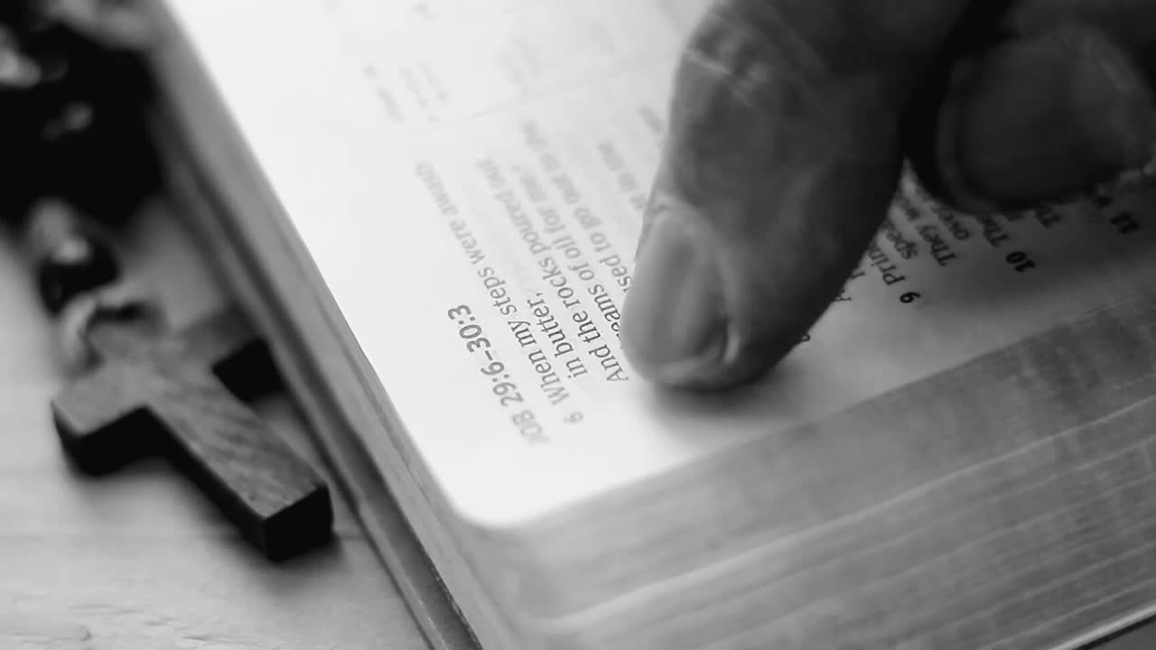 성경으로 하나님께 기도하는 것, 사람들과 함께 충실하게 배하는 것, 스 영상, 스 비디오