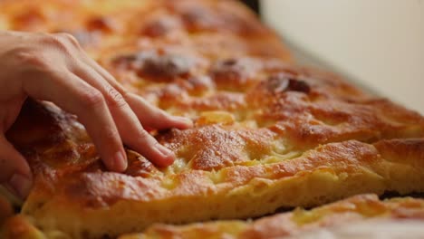 Cortar-Pan-Vegano-Hecho-Con-Harina-De-Mandioca---Ingredientes-Cosechados-En-Granjas-Orgánicas-En-La-Selva-Amazónica