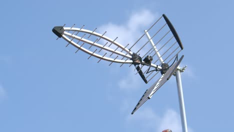 Antena-De-Televisión-Bajo-Un-Cielo-Azul-Durante-El-Día