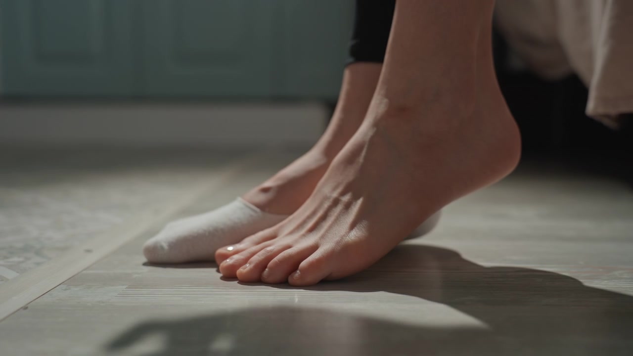 Нежное прикосновение ткани к пальцам ног и рук. Крупный план: влажная ткань радостно вытирает пальцы ног и рук. Спокойная сцена, запечатлевающая, как влажная ткань нежно ласкает пальцы ног и рук в замедленной съемке.