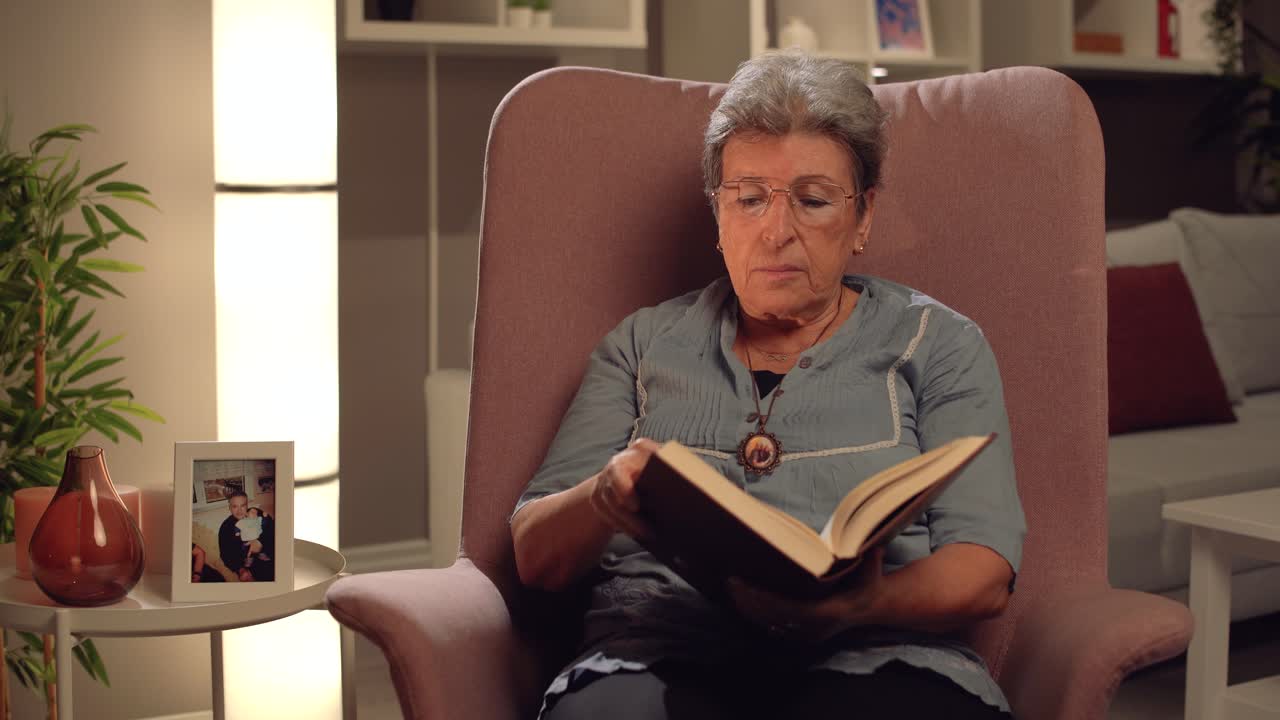 una anciana leyendo un libro.
