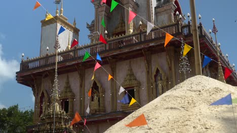 Sanf-Y-Banderas-Frente-Al-Templo-Chalong-Budista-De-Phuket,-Tailandia