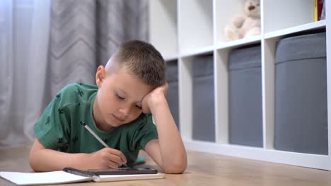 child watching lessons on the phone