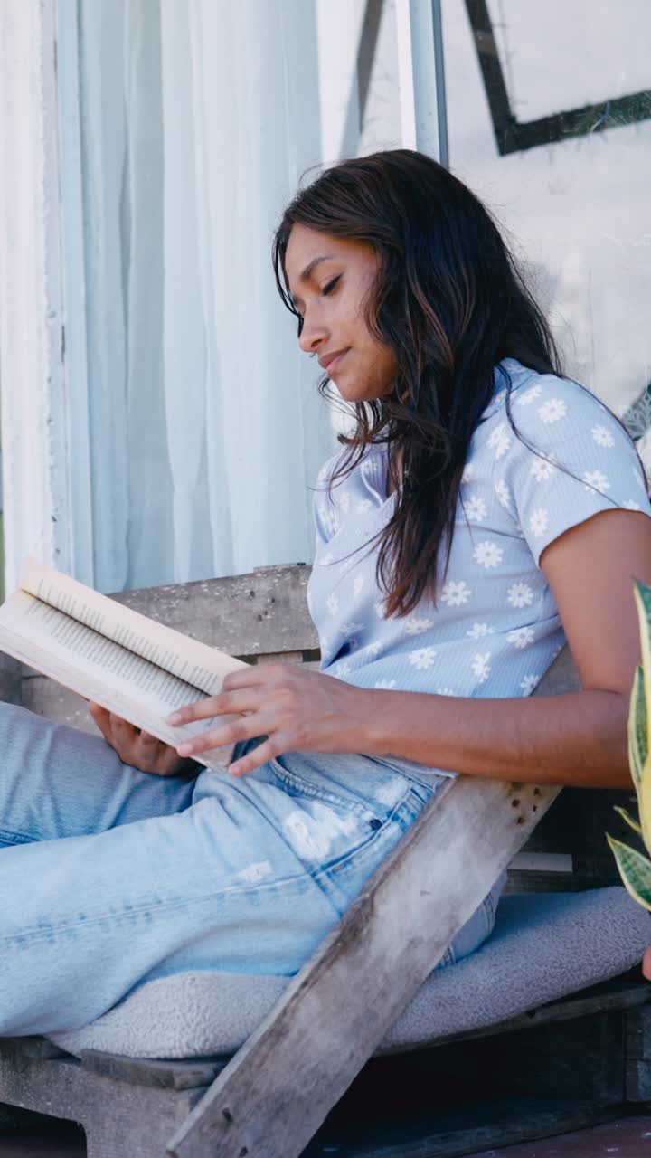 Junge Frau entspannt sich und liest ein Buch im Freien