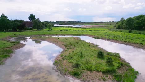 Luftvideoaufnahmen-Zeigen-Die-Salzwassersumpfgebiete-Entlang-Der-Küste-Von-Lincolnshire-Und-Zeigen-Seevögel-Im-Flug-Sowie-In-Den-Lagunen-Und-Binnenseen