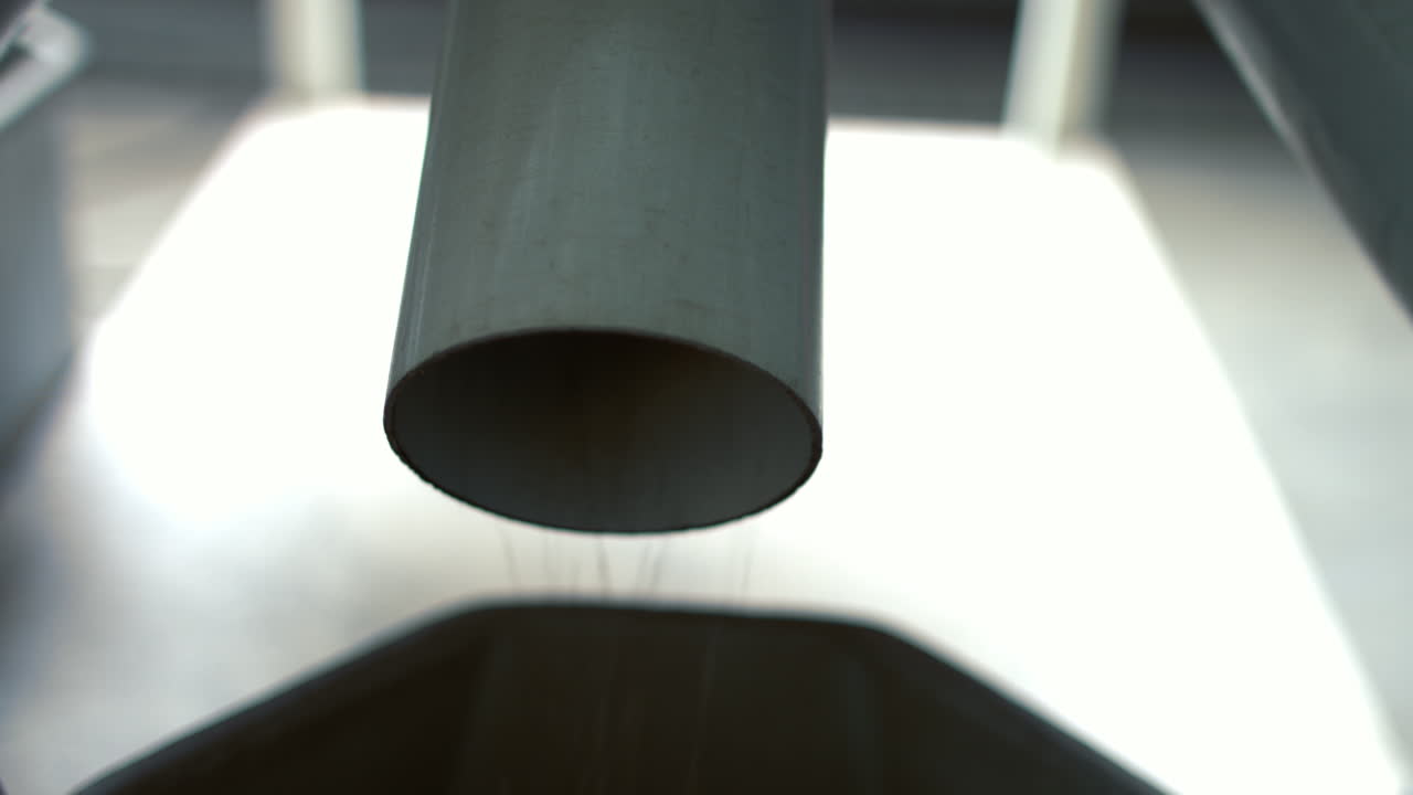 씨 ⁇  청소 및 분류를 위한 산업 워크 ⁇ . 공기 흐름을 가진 파이프