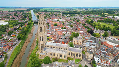 Belleza-Escénica-De-Boston,-Lincolnshire,-En-Fascinantes-Imágenes-Aéreas-De-Drones:-Puerto,-Barcos,-Iglesia-De-Saint-Botolph,-Puente-De-Saint-Botolph