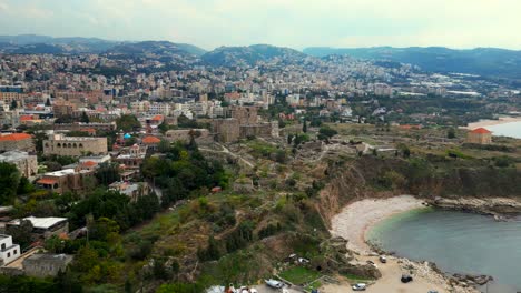 Luftbild-Weitwinkel-Skyline-Der-Stadt-Byblos-Im-Libanon-Im-Nahen-Osten