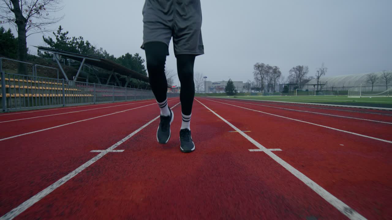 hombre corriendo en una pista
