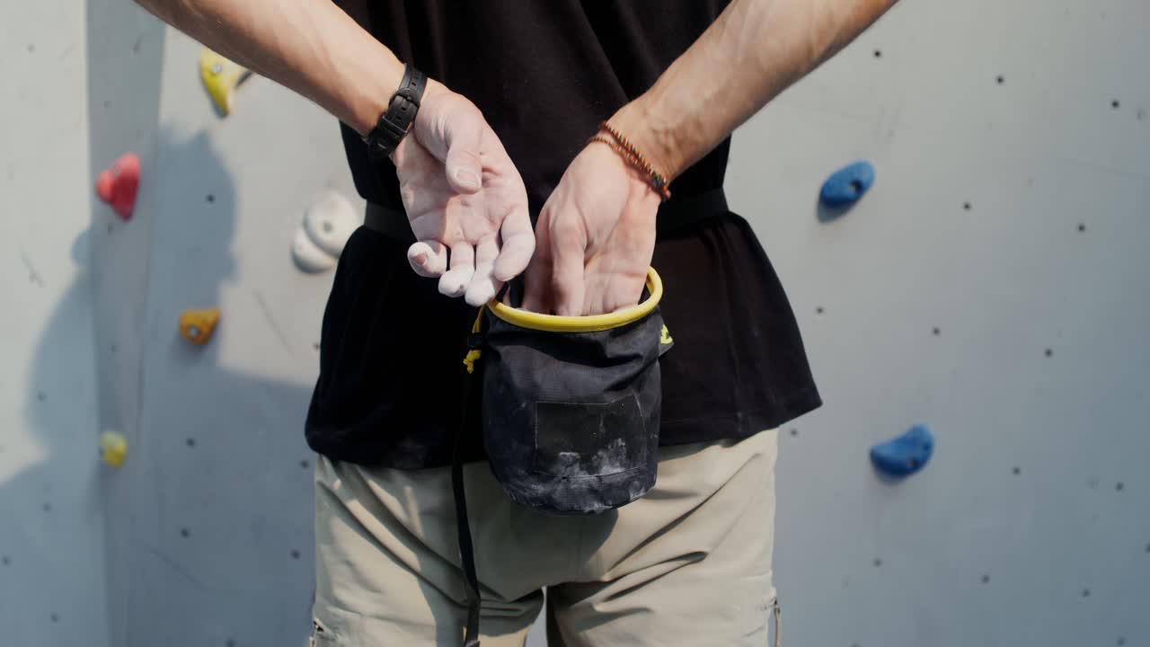 escalador preparándose para una sesión de escalada