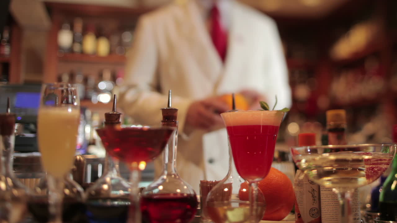 테일 바의 세련된 웨이터