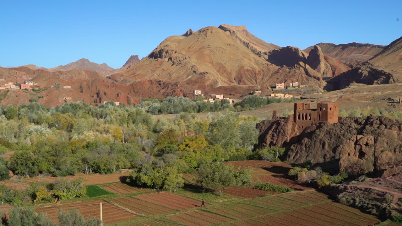 모로코의 성 또는 카스바가 있는 계곡의 설정 샷