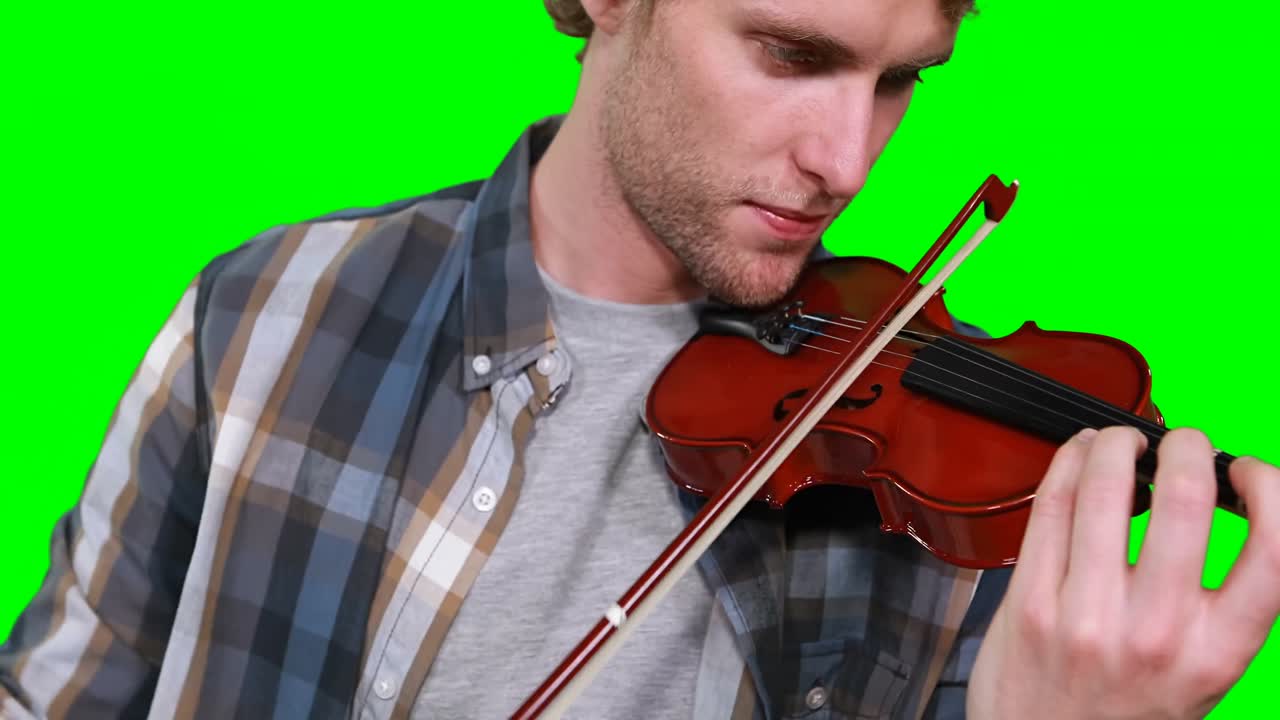 primer plano de un músico tocando el violín