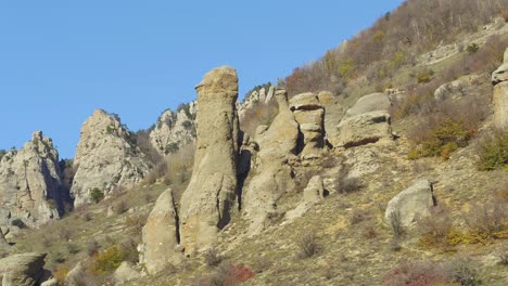 paisaje montañoso con formaciones rocosas inusuales