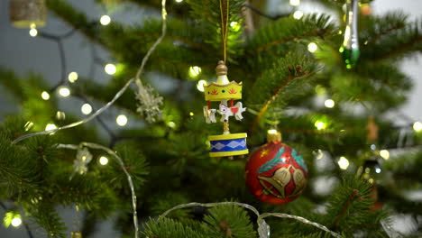adornos en el árbol de navidad