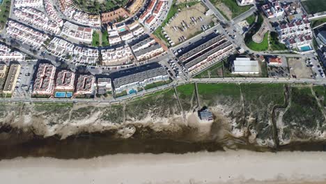 Stadt-Und-Strand-Von-Tarifa-Von-Oben,-Perfekter-Weißer-Strand,-Drohnenschuss