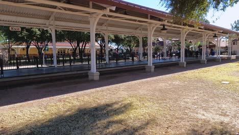 la plataforma de carga vacía espera el tren de vía estrecha para que aparezcan los pasajeros, parque ferroviario mccormick-stillman, scottsdale, arizona