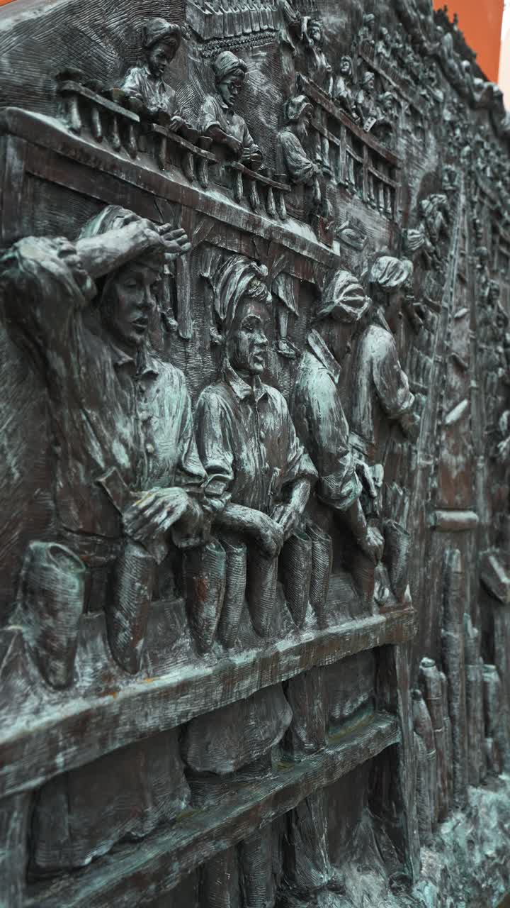 Primo piano del Monumento alla Foglia d'Acero Canadese nella Pat Bayly Civic Square nel centro di Ajax, Ontario. Inquadratura verticale.