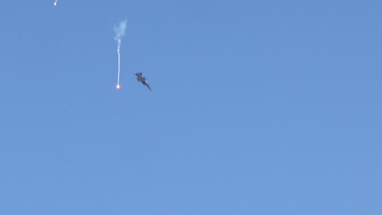 푸른 하늘 에 대한 연기 흔적 과 함께 자유롭게 떨어지는 스카이 다이버