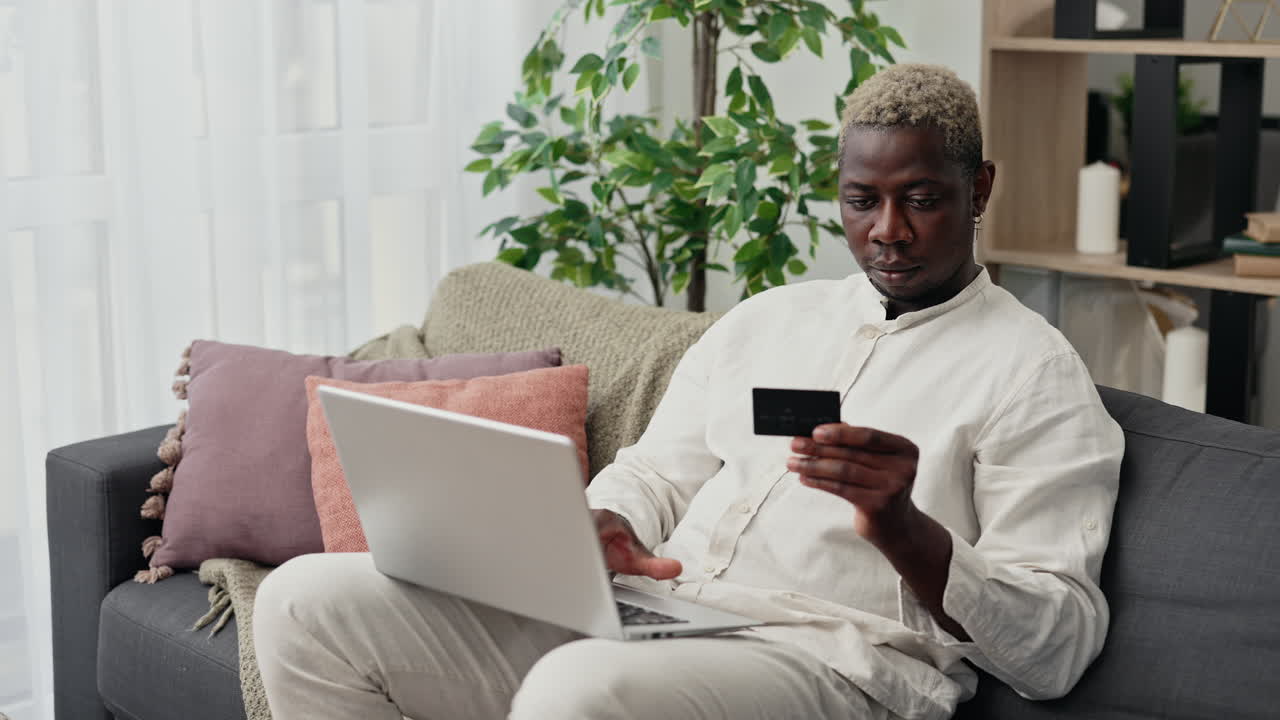 hombre comprando en línea en casa