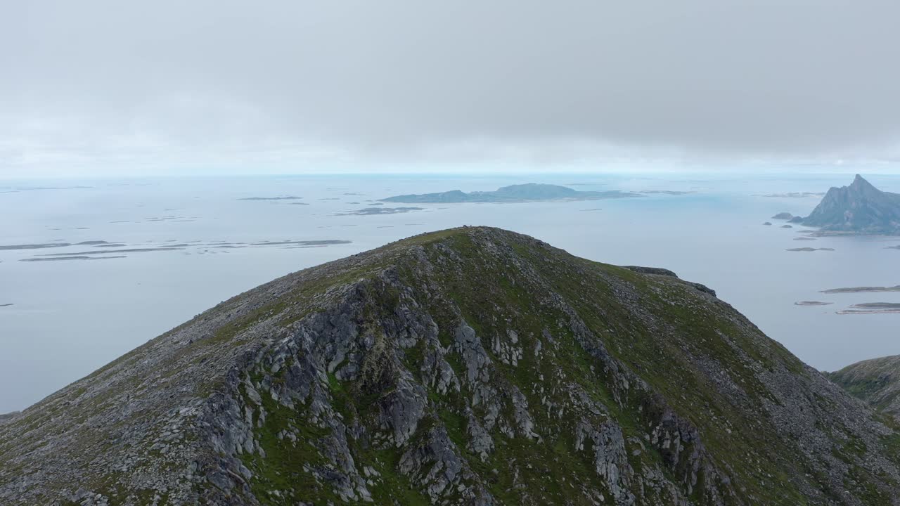 노르웨이 헬겔란트(helgeland)의 루로이(luroy) 시골 마을에 흐린 그림 같은 잔잔한 피요르드와 작은 섬의 풍경