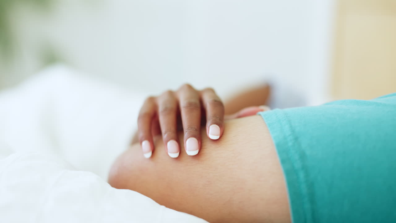 amor, masaje y manos de pareja en el dormitorio