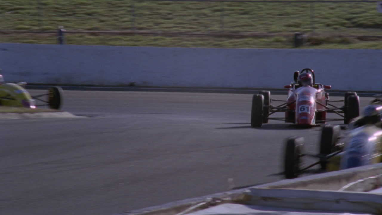 los autos de fórmula compiten en un circuito de pista 4