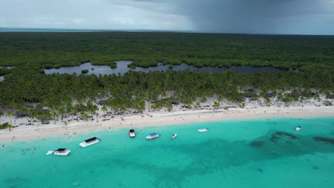 Touristen-Besuchen-Sandstrand-Mit-Klarer-Meereslandschaft-Auf-Der-Insel-Saona