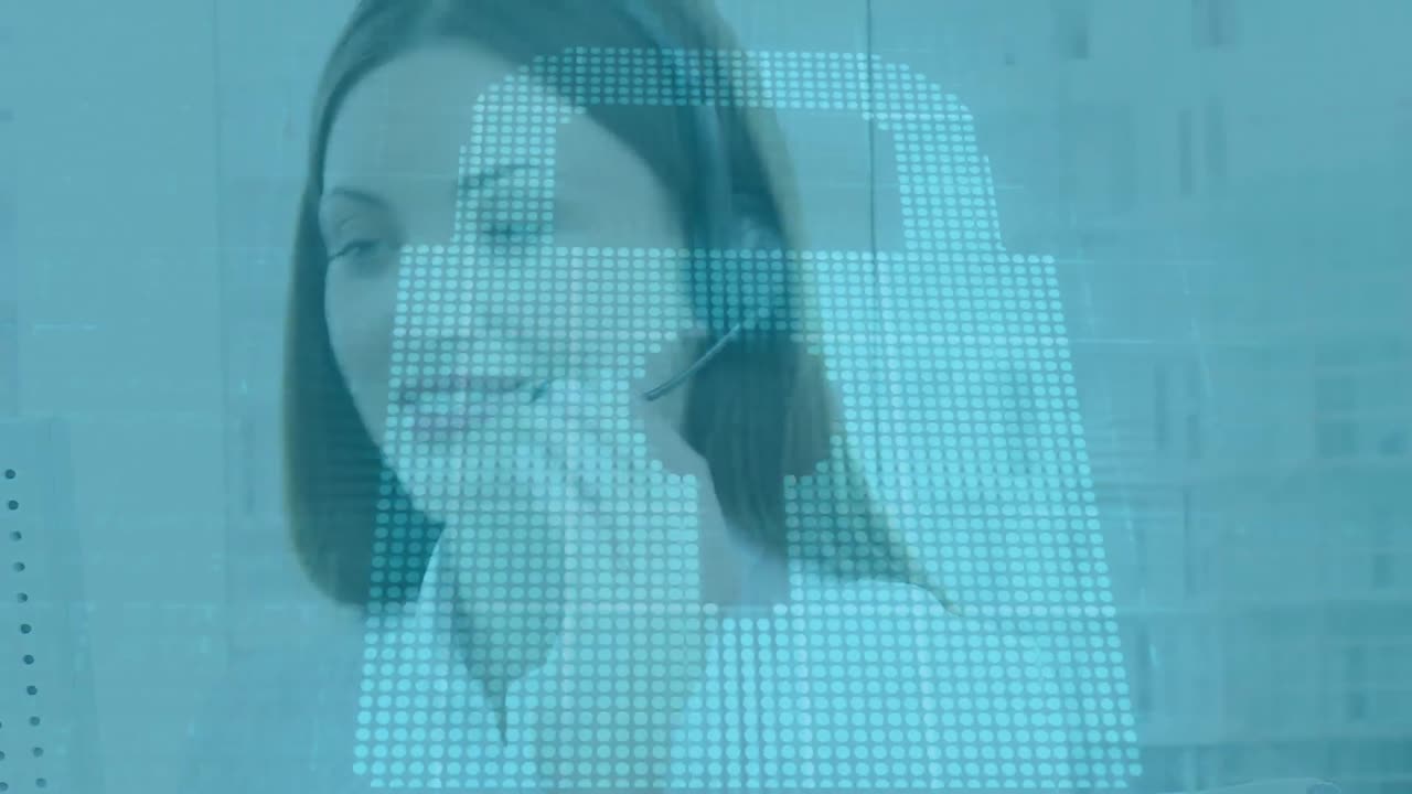 icono de candado de seguridad contra caucásica mujer ejecutivo de atención al cliente hablando por teléfono auricular