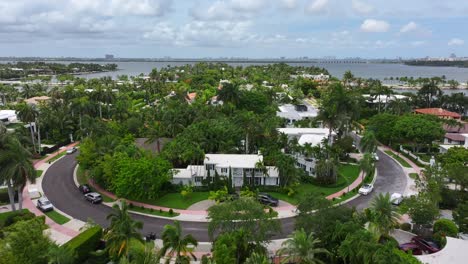 Millionaire-mansions-on-Venetian-Islands,-Miami,-Florida