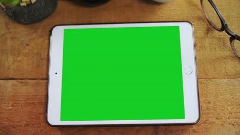 planta de olla, café negro, gafas y tableta digital en una mesa de madera 4k