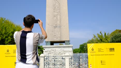 이스탄불 오벨리스크 사진을 찍는 젊은 남성 오벨리스크