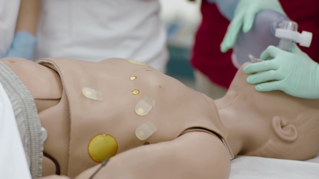 Medicinstuderende lærer HLR med en dukke