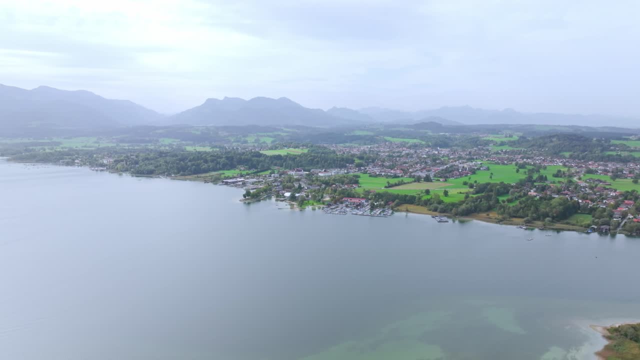 vista panorámica sobre el lago chiemsee en baviera, alemania - toma de avión no tripulado