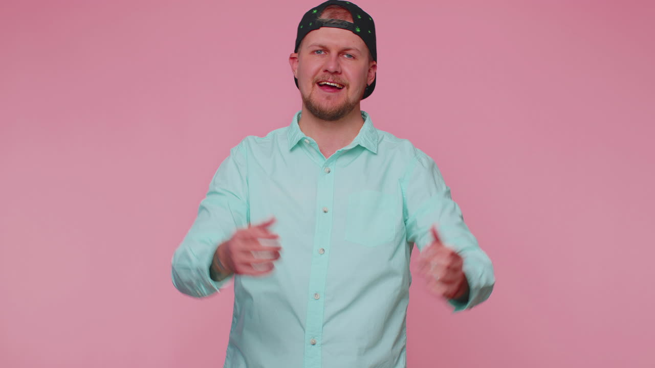 el hombre sonriente hace un gesto de corazón demuestra un signo de amor expresa buenos sentimientos y simpatía