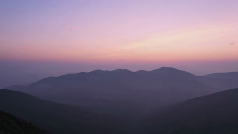 el amanecer de la montaña brumosa