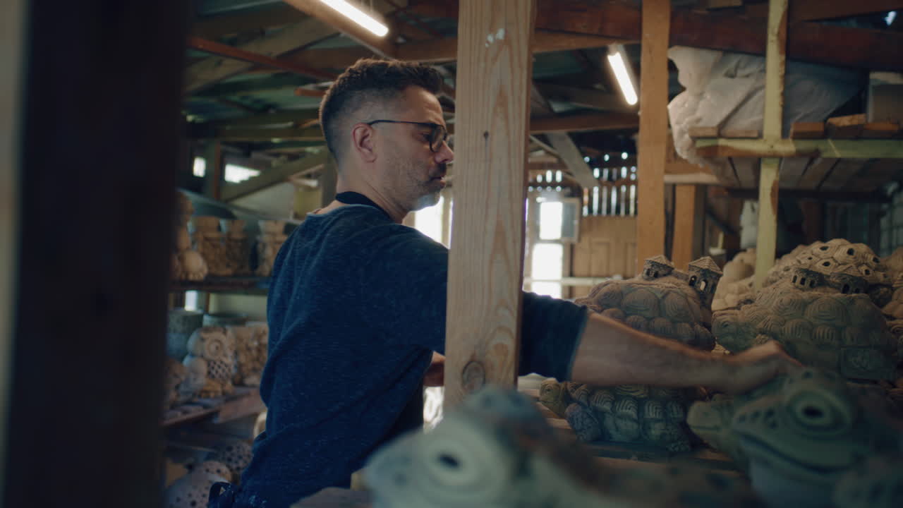 ремесленник, работающий над керамическими скульптурами в мастерской