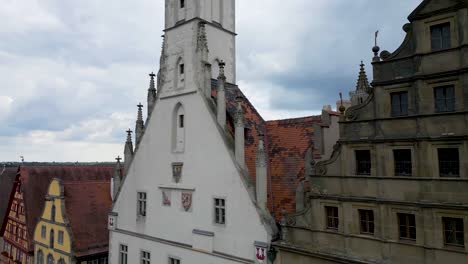 video aéreo de 4k de la histórica torre del ayuntamiento en la plaza del mercado de rothenburg, alemania