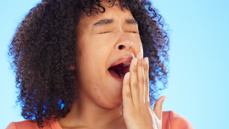 bostezando, cansado y el rostro de la mujer en el estudio sintiendo