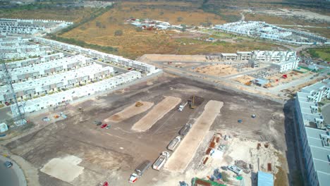 hiperlapso aéreo de trabajadores y maquinaria pesada en un sitio de construcción